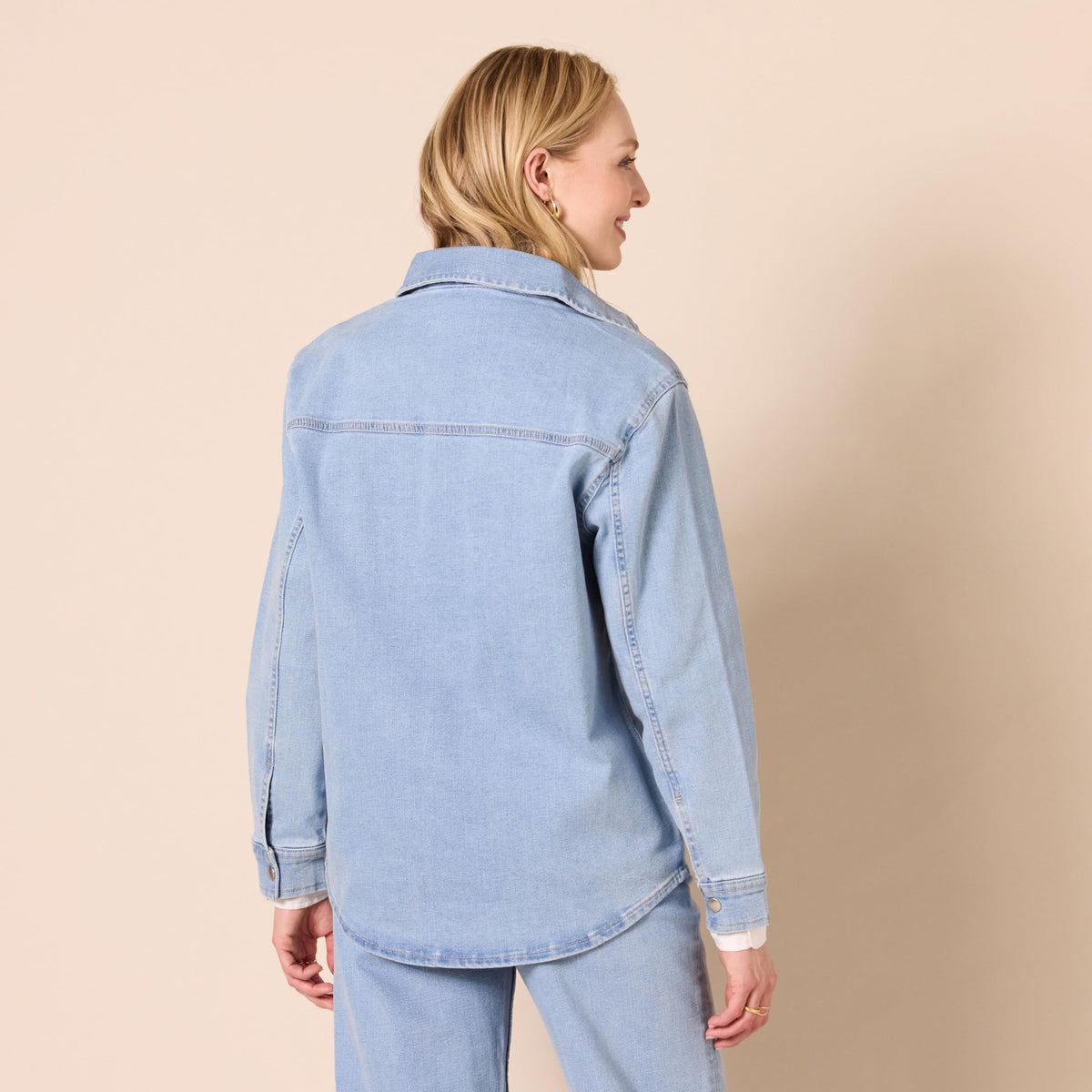 Amazon Essentials Women's Oversized-fit Heavyweight Denim Shirt Jacket, Light Wash, X-small