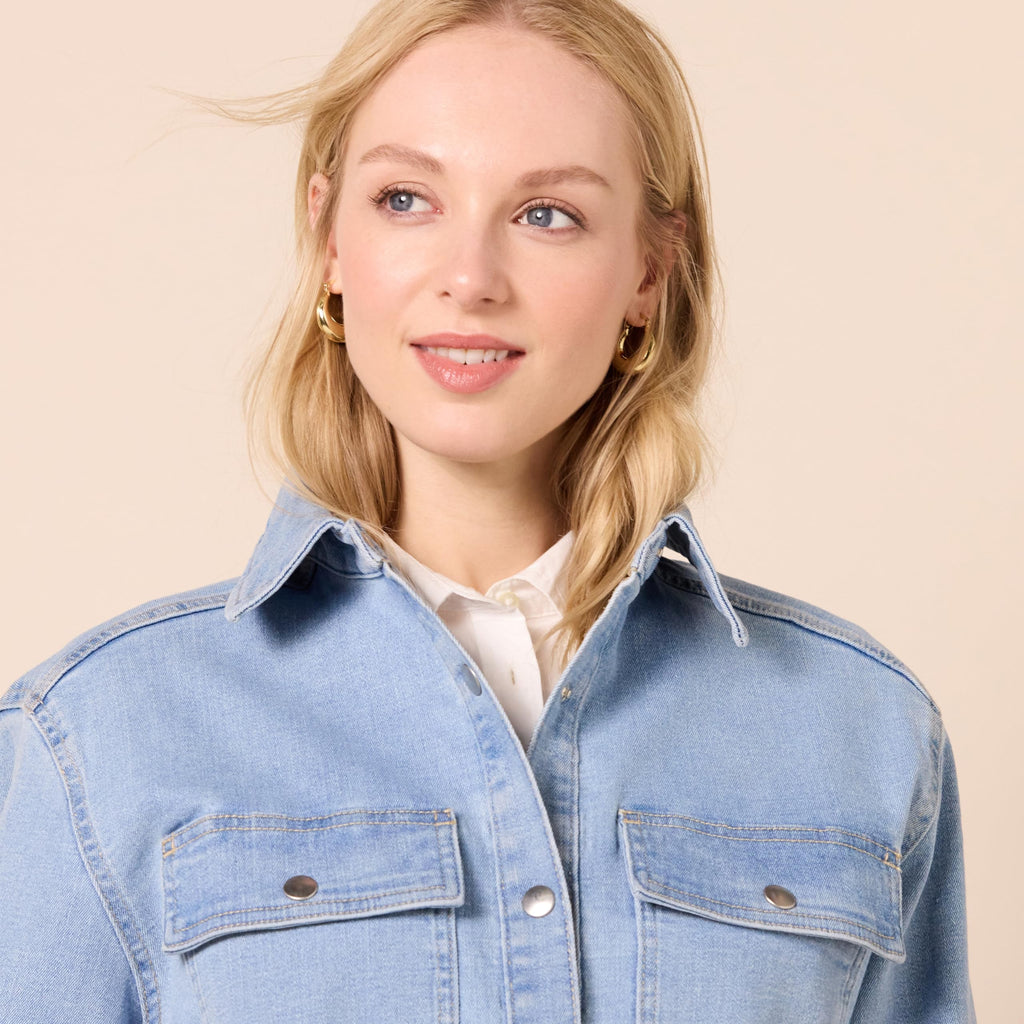 Amazon Essentials Women's Oversized-fit Heavyweight Denim Shirt Jacket, Light Wash, X-small